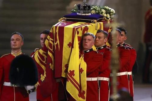 Khoảnh khắc linh cữu nữ hoàng Anh tiến vào Đại sảnh Westminster