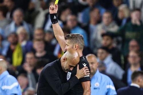Pep Guardiola đổi thái độ với trọng tài khi bị phạt thẻ