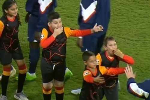 Dàn mascot phát cuồng khi thấy Messi