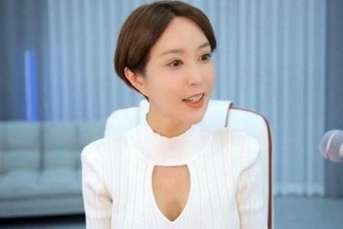 Nữ ca sĩ Hàn Quốc gặp sự cố trang phục