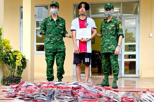 Truy tìm 2 người cùng một thiếu niên chở hơn 230 đôi dép qua biên giới