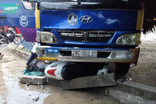 Ôtô do học viên cầm lái tông xe máy điện, một người chết