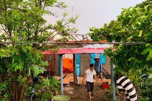 Lốc xoáy làm sập, tốc mái 7 căn nhà tại Bến Tre