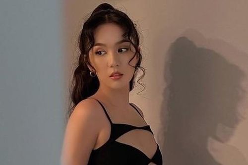 Đã quen mặc đồ 'hở bạo' nhưng chiếc váy này lộ nhiều đến mức nào mà Ngọc Trinh phải lo che chắn?