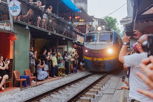 Hà Nội sẽ thu hồi toàn bộ giấy phép của các hộ kinh doanh cà phê đường tàu