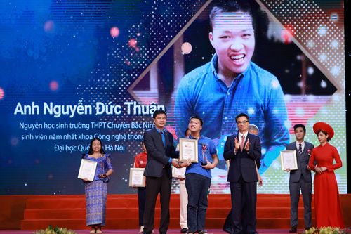 Nam sinh 'khuyết tật' thể hiện bản lĩnh Việt Nam