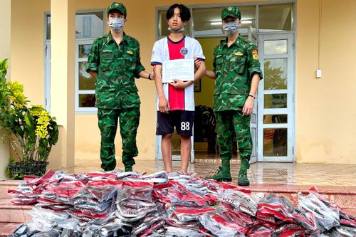 Bắt giữ đối tượng vận chuyển hàng trăm đôi dép nhập lậu