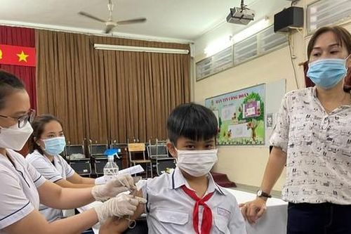Con chưa tiêm vắc xin, phụ huynh sẽ nhận được tư vấn trực tiếp