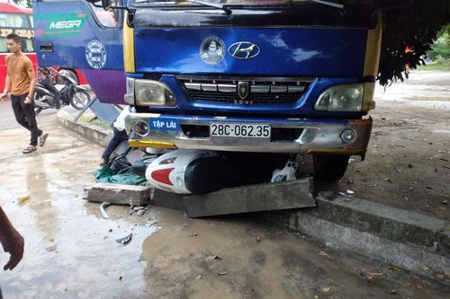 Va chạm với xe tập lái, bé gái tử vong