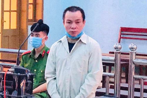 Bực tức vì bị chửi, người đàn ông cầm dao đâm bạn nhiều nhát