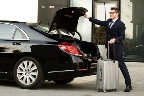 Lái xe riêng cho nhà giàu sướng hay khổ, lương tháng bao nhiêu?