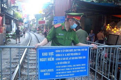 Hà Nội dựng rào chắn 'phố Cà phê Đường tàu'