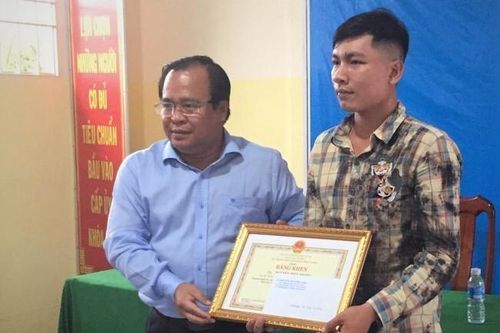 Hành động đẹp của lái xe taxi trả lại tài sản cho người đánh rơi