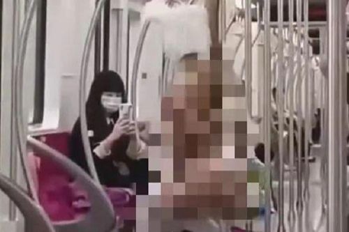 Ngang nhiên chụp ảnh nội y trên tàu điện 'gây nhức mắt', hot girl nhận cái kết đáng đời