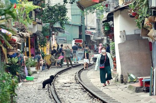 Hà Nội ra quân dựng hàng rào chắn, 'xóa' phố cà phê đường tàu