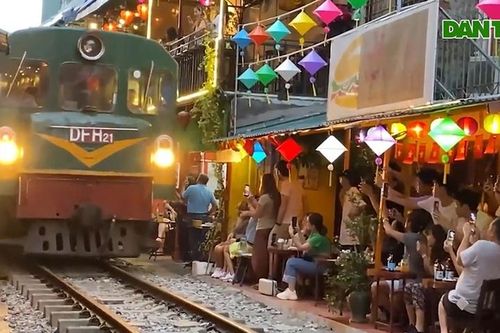 Phố cà phê đường tàu bị cấm giữa đêm, hàng trăm du khách ngỡ ngàng