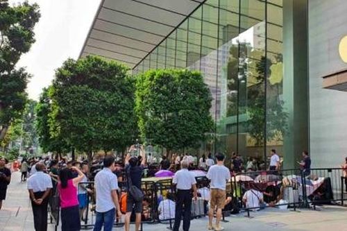 Sang Singapore xếp hàng 'săn' iPhone 14, dân buôn hàng xách tay 'ngã ngửa'
