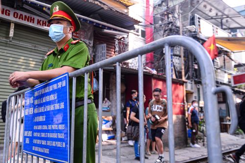 Hà Nội dẹp 'phố cà phê đường tàu'