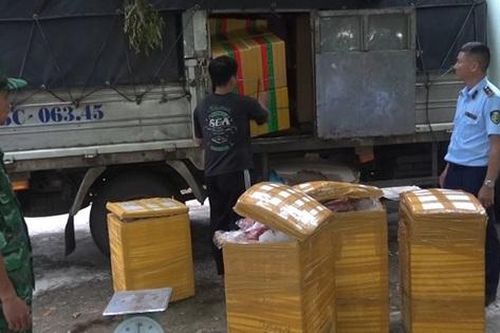 Thu giữ gần 400kg xương, thịt lợn đông lạnh đã bốc mùi trước khi tới tay người tiêu dùng