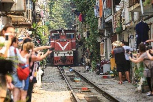 100% quán cà phê vi phạm an toàn đường sắt, quận ra lệnh đóng cửa 'phố cà phê đường tàu'
