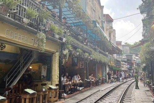 Khoảnh khắc 'phố cà phê đường tàu' trước khi bị 'xóa sổ'