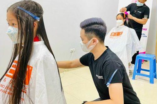 Xúc động hình ảnh những cô bé cấp 1, 2 tình nguyện cắt mái tóc đen óng tặng bệnh nhân ung thư