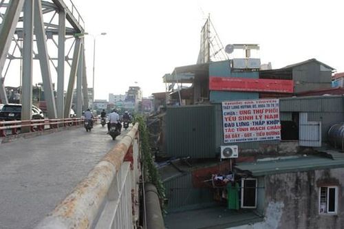Hà Nội: Hàng loạt nhà cơi nới áp sát hành lang an toàn cầu Chương Dương
