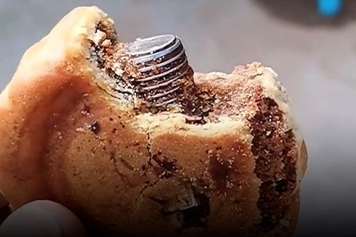Gãy răng do cắn trúng ốc vít trong bánh Trung thu ở Trung Quốc