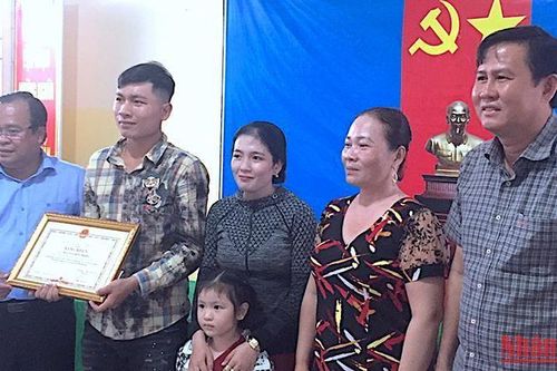 Cà Mau tặng Bằng khen cho tài xế trả lại hơn 4.000 USD cho người bị mất