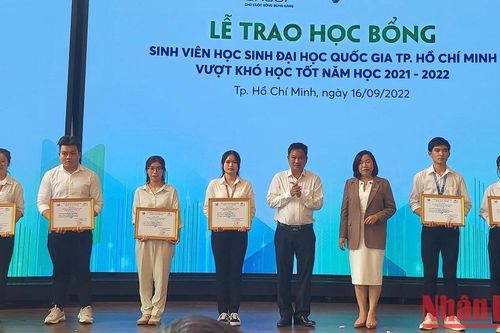 Trao 200 suất học bổng cho sinh viên, học sinh vượt khó, học tốt