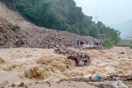 Mưa lũ gây sạt lở và ùn tắc nhiều tuyến đường ở Sơn La