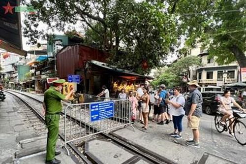 Cần kiên quyết chấm dứt tình trạng lấn chiếm hành lang an toàn đường sắt