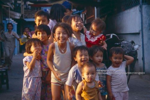 Nét hồn nhiên, thánh thiện của trẻ em ở TP. HCM năm 1993