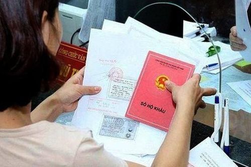 Yêu cầu bãi bỏ ngay quy định phải xuất trình sổ hộ khẩu trong các giao dịch