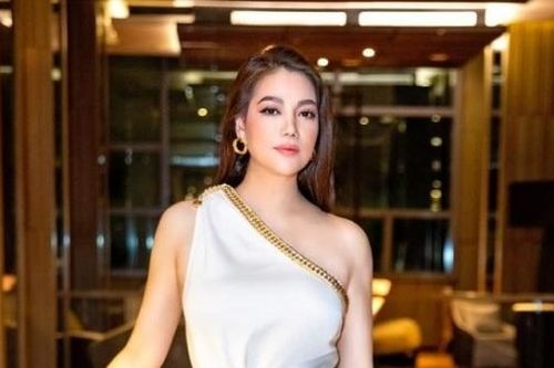 Kiểu đầm 'nữ thần' giúp Trương Ngọc Ánh thanh thoát và tôn dáng hiệu quả