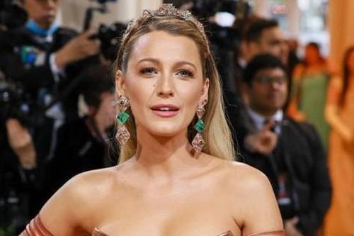Blake Lively mang thai con thứ 4