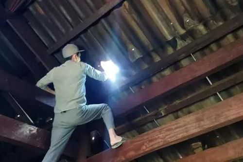 Nổ mìn mỏ đá văng thủng nhiều mái nhà dân, cháu bé hơn 1 tuổi bị thương