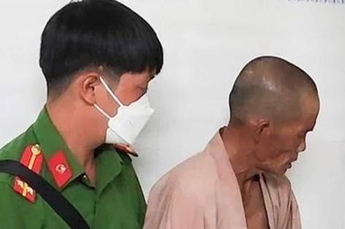 Trốn truy nã giả làm nhà sư, đi nhận quà từ thiện thì bị bắt