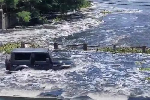 SUV trổ tài 'bơi' qua dòng lũ