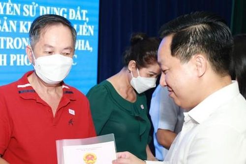 Trao giấy chủ quyền nhà, đất cho người dân khu 4,3 ha ở Thủ Thiêm