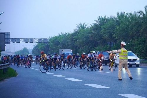 Xe đạp đi vào đường Võ Nguyên Giáp nháo nhào bỏ chạy khi thấy CSGT