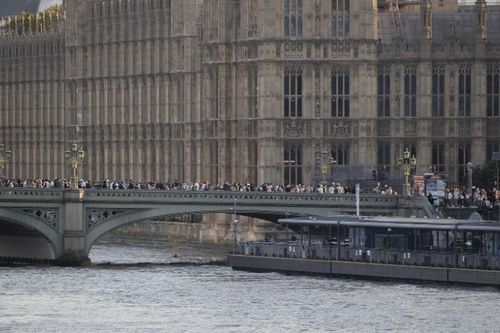 Người dân Anh tiễn biệt Nữ hoàng Elizabeth II lần cuối