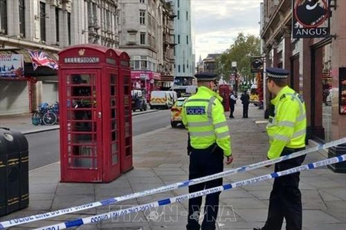 Hai cảnh sát bị tấn công bằng dao tại trung tâm London
