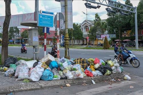 Rác thải sinh hoạt ùn ứ giữa thành phố Cần Thơ