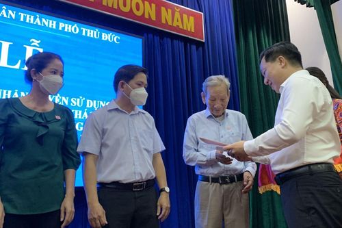 TP Hồ Chí Minh: Trao sổ hồng cho các hộ dân nằm ngoài ranh Khu đô thị mới Thủ Thiêm