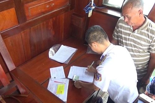 Cảnh sát biển tạm giữ tàu vận chuyển 100.000 lít dầu không rõ nguồn gốc