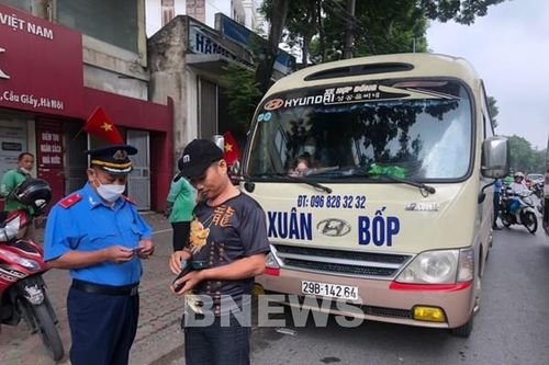 Thanh tra giao thông Hà Nội xử lý vi phạm kinh doanh vận tải bằng xe ô tô
