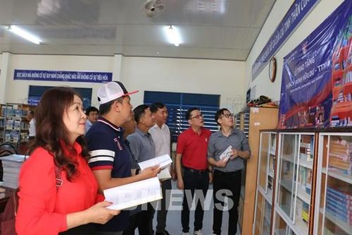 TTXVN tặng 'Tủ sách Đinh Hữu Dư' cho học sinh vùng khó khăn của tỉnh An Giang