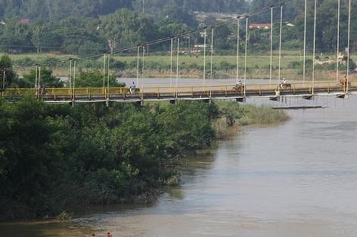 Nghệ An: Tìm thấy thi thể nam sinh lớp 11 nhảy cầu treo tự tử