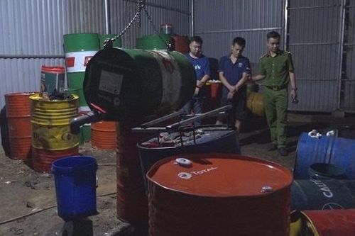 Quảng Ninh khởi tố 3 đối tượng vì sản xuất và buôn bán dầu nhờn giả
